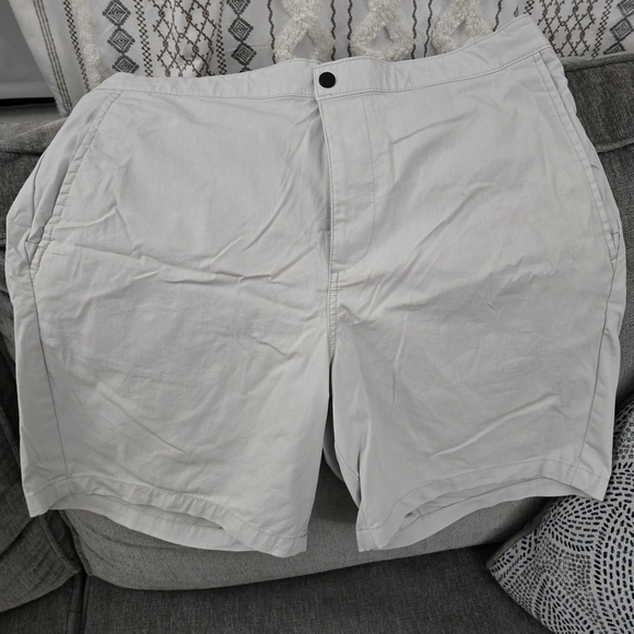 Old Navy Men's Light Gray Flat Front Shorts - Picture 1 of 3